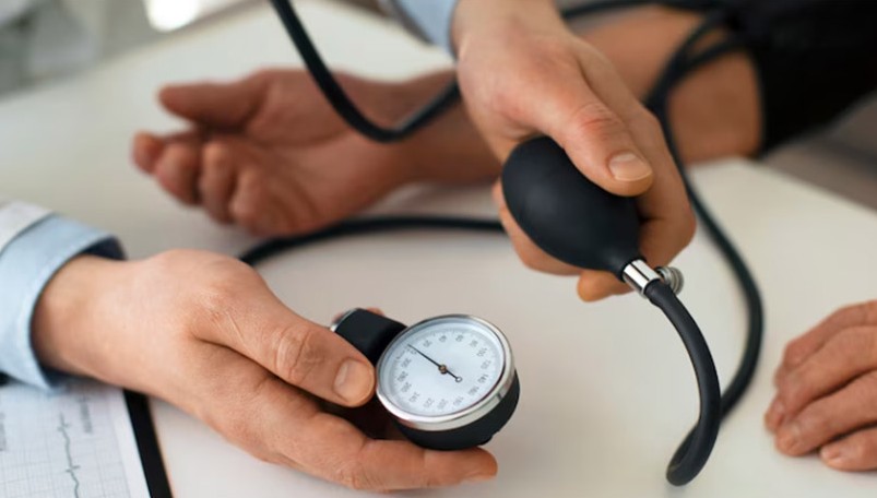 Persona relajándose y reduciendo el estrés